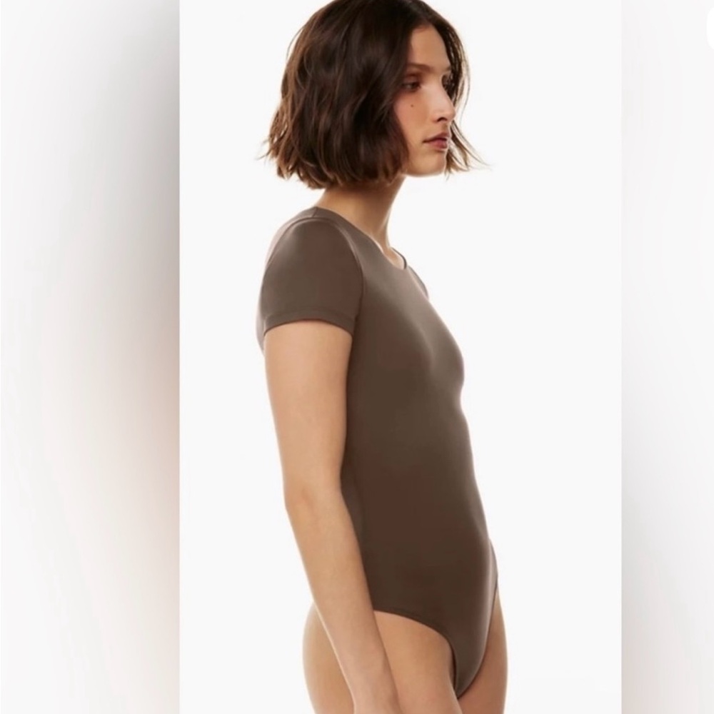 Aritzia Babaton Contour Crew Short Sleeve
Bodysuit in Brown SIZE LARGE
